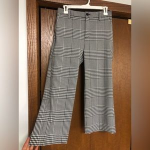 Gorgeous used like new wide leg women’s work pant. Cropped, hits above the ankle